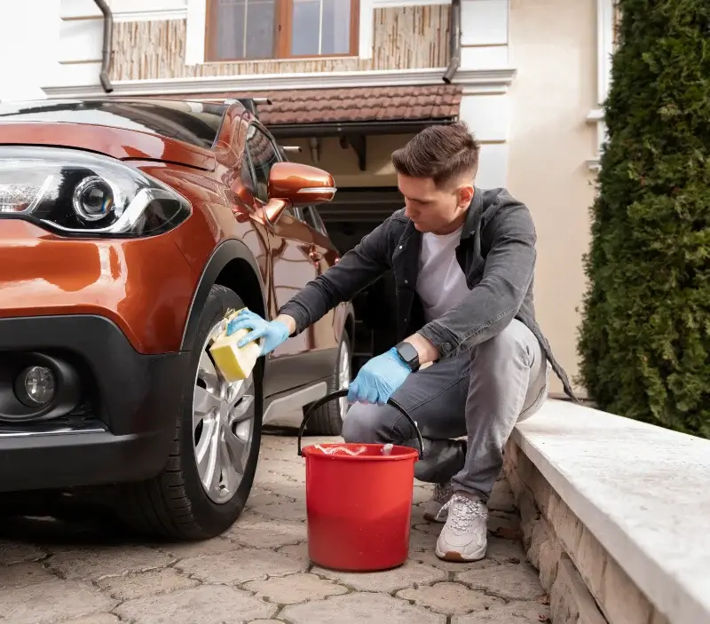 Lavage auto à domicile Rouessé-Vassé : professionnel intervenant sur un véhicule